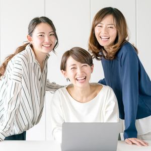 PCに向かう笑顔の3人の女性